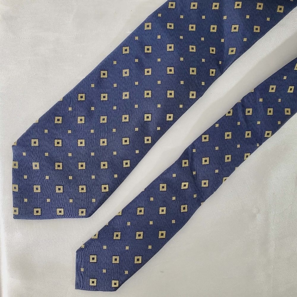 Michael Kors Men's 100% Silk Midi Medallion Neat Neck Tie Blue